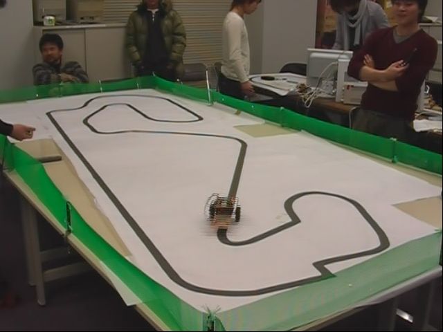 ライントレースカー実験風景